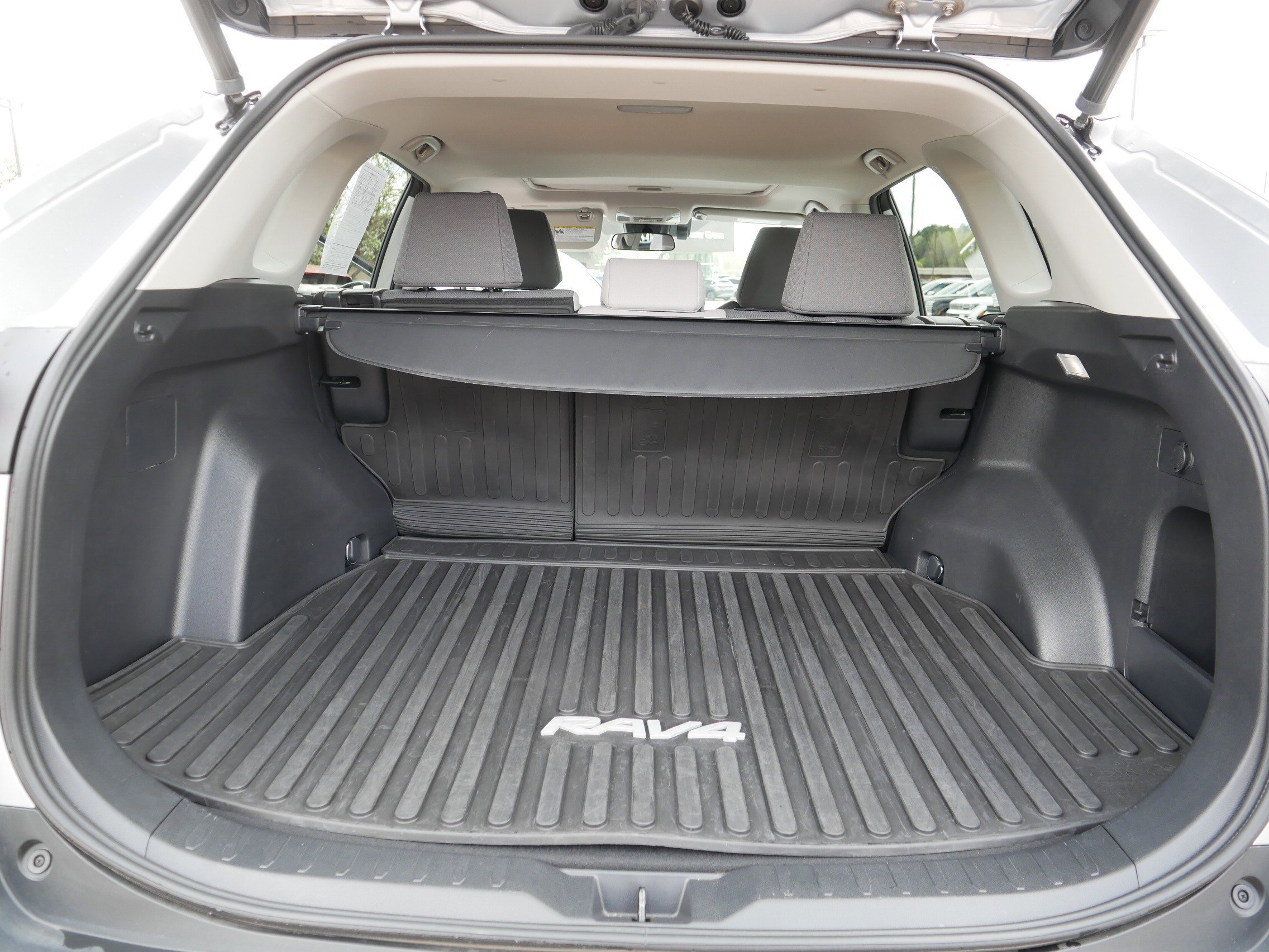 Used 2022 Toyota RAV4 XLE w/ Convenience Package AWD/4WD image 17