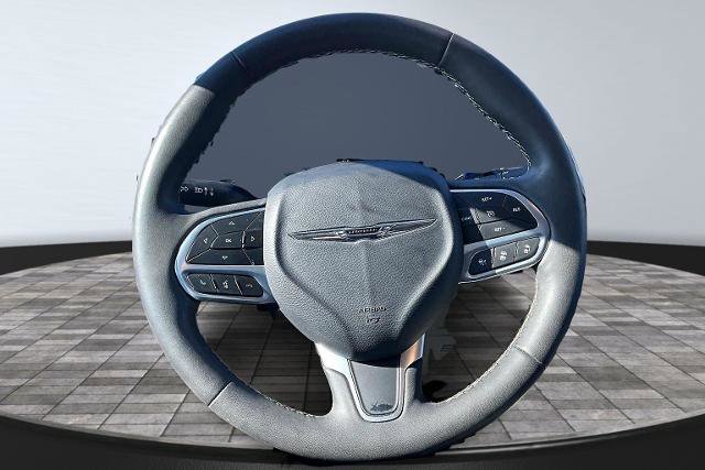 Used 2023 Chrysler Pacifica Touring-L image 5