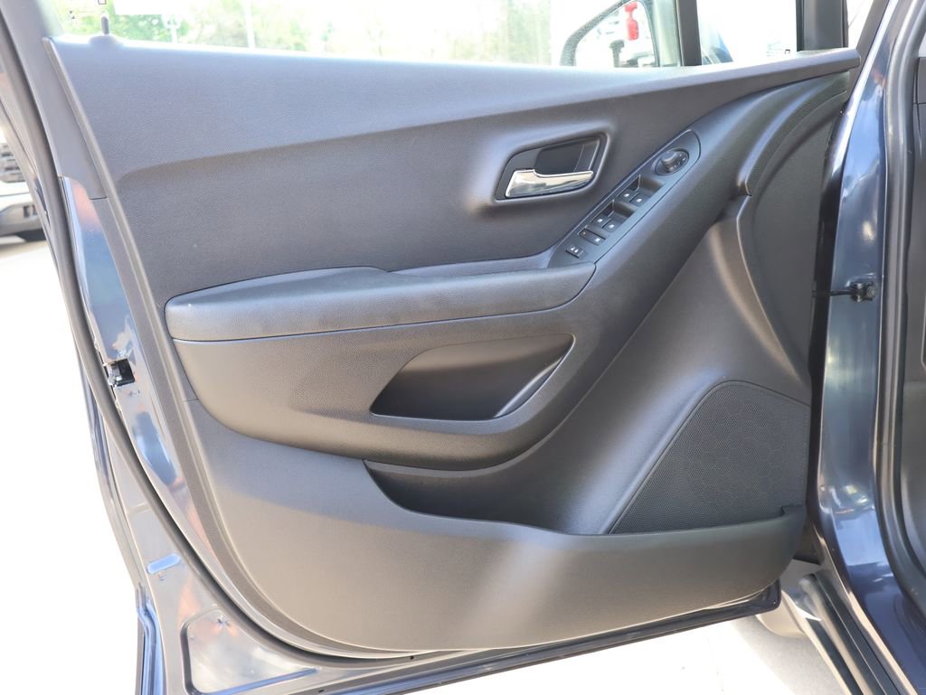 Used 2019 Chevrolet Trax LT w/ LT Convenience Package FWD image 11