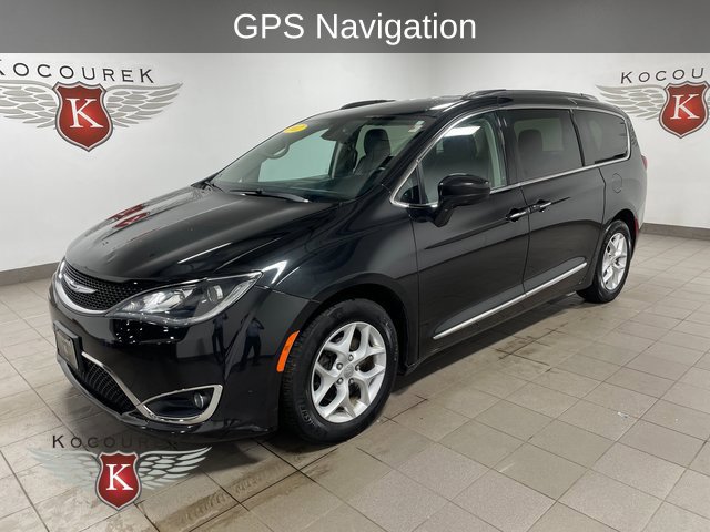 Used 2017 Chrysler Pacifica Touring-L Plus w/ Uconnect Theatre Group FWD image 3