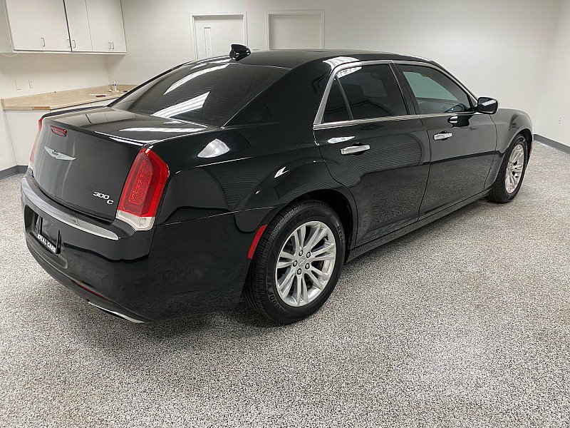 Used 2017 Chrysler 300 C image 5