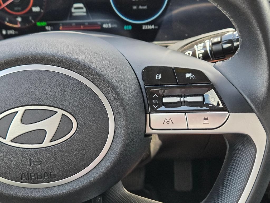 Certified 2025 Hyundai Elantra Limited FWD image 22