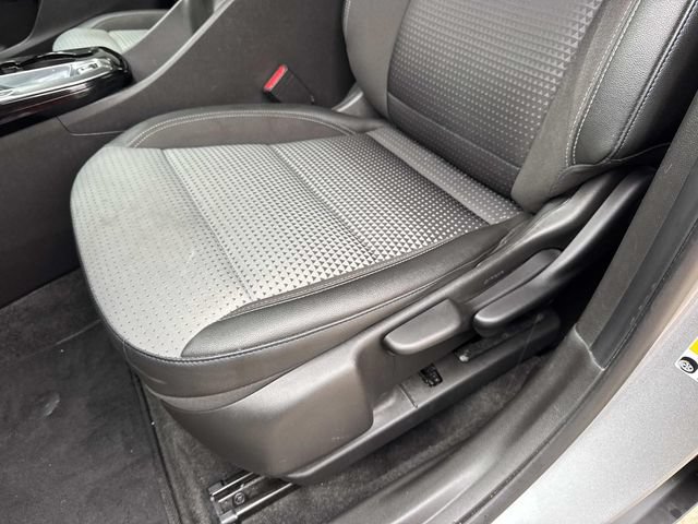 Used 2025 Chevrolet Trax LT w/ LT Convenience Package FWD image 22