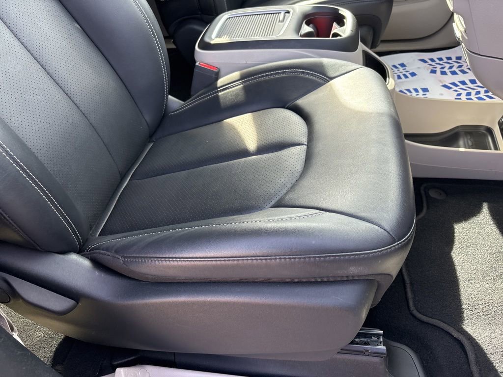 Used 2024 Chrysler Pacifica Touring-L FWD image 27