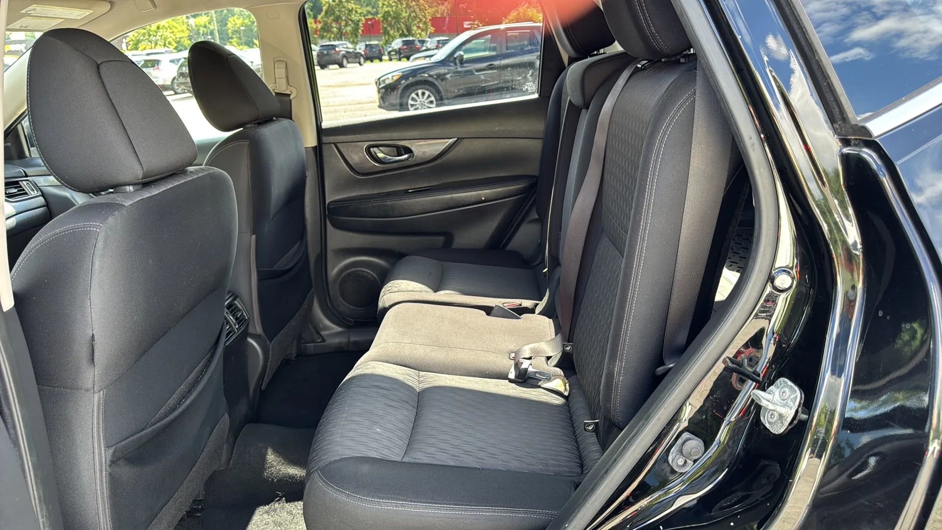 Used 2018 Nissan Rogue SV image 11