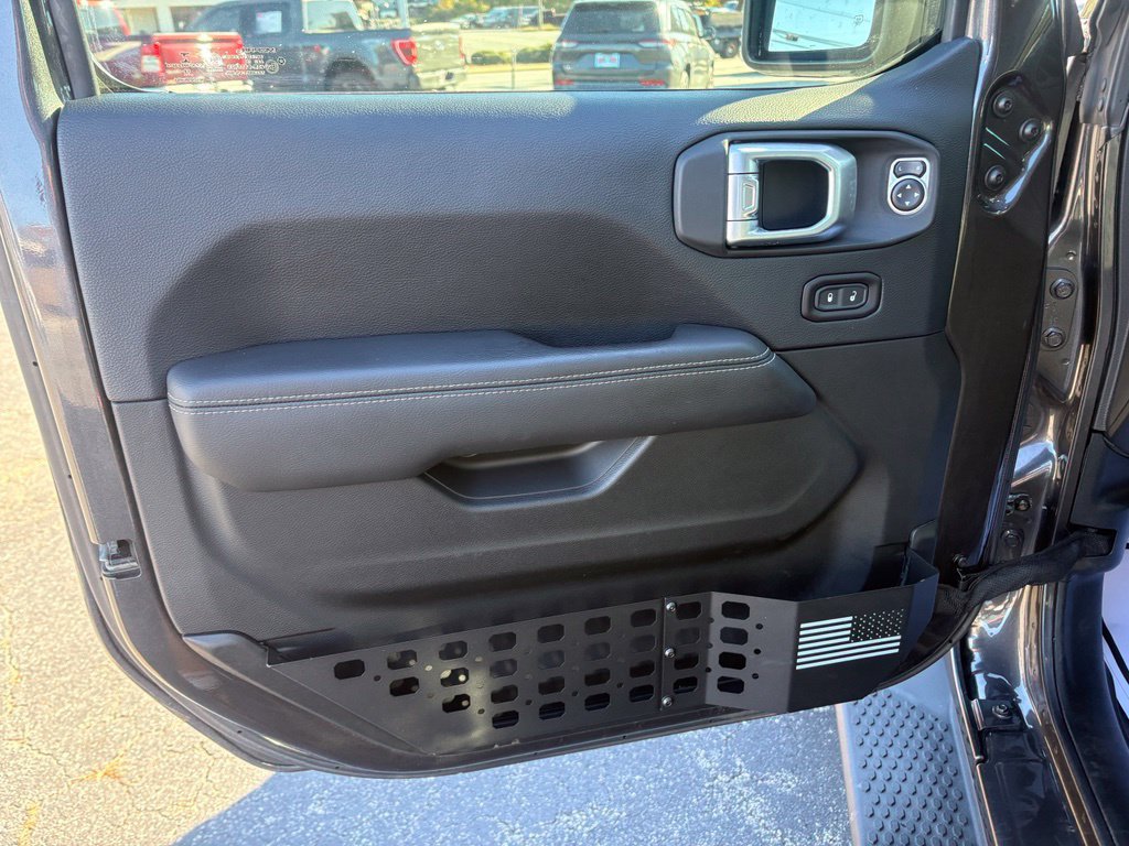 Used 2019 Jeep Wrangler Unlimited Sahara w/ Dual Top Group AWD/4WD image 23