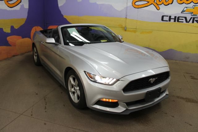 Used 2016 Ford Mustang Convertible RWD image 2
