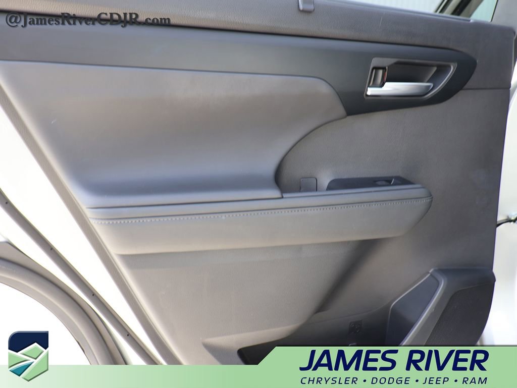 Used 2025 Toyota Highlander XLE image 18