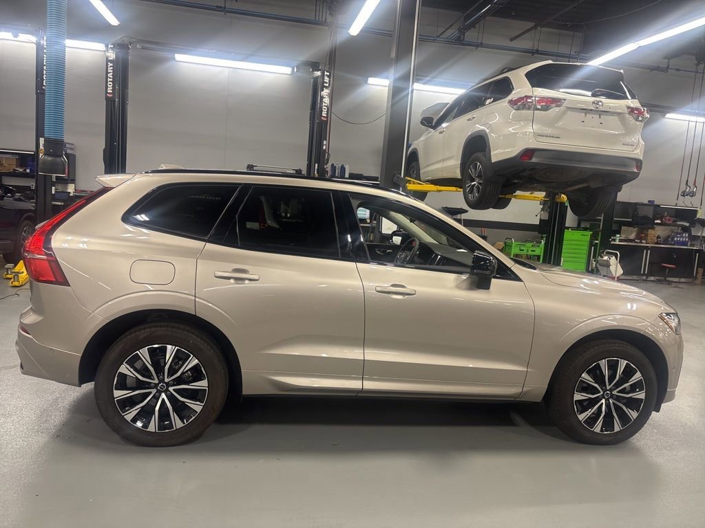 Used 2025 Volvo XC60 B5 Plus AWD/4WD image 2