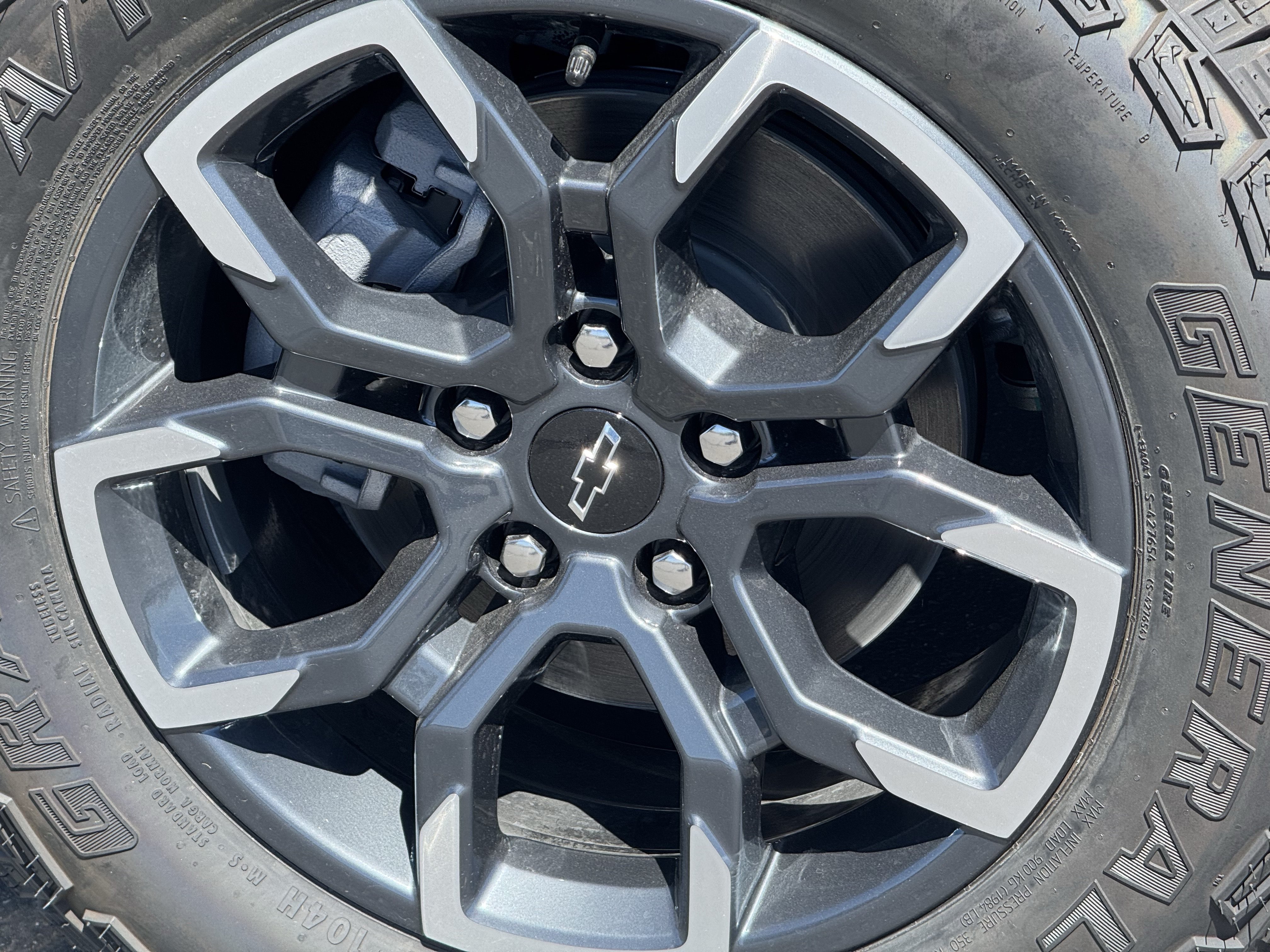 New 2026 Chevrolet Equinox ACTIV w/ Safety and Technology Package FWD image 9
