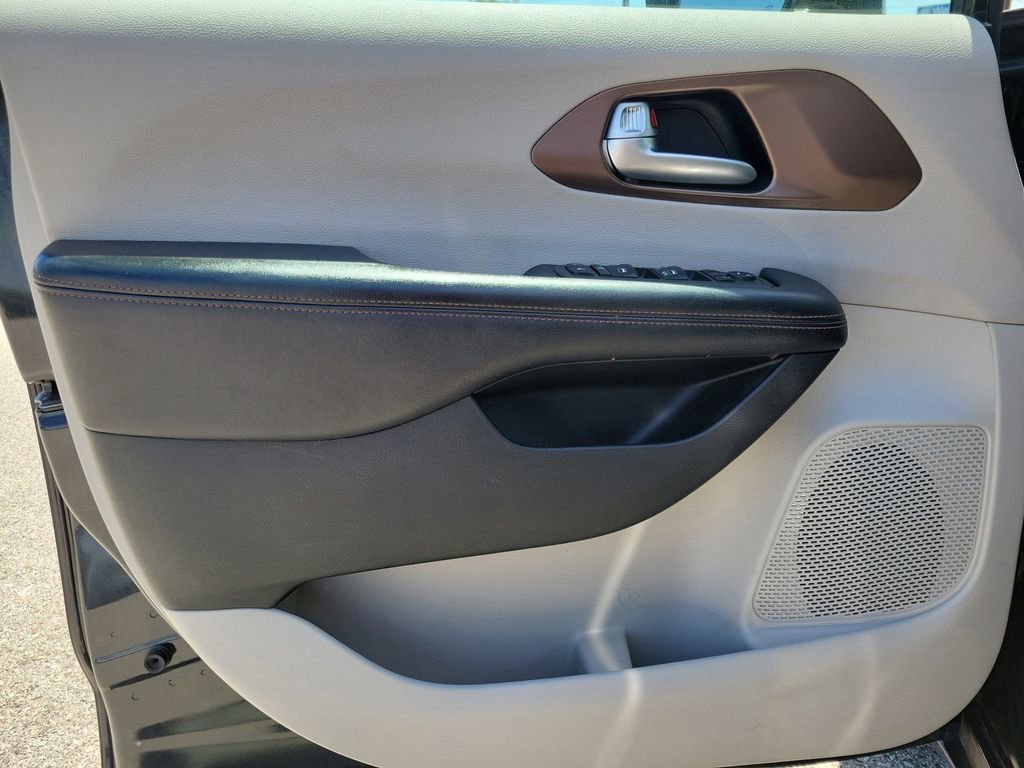 Used 2018 Chrysler Pacifica Touring-L FWD image 17