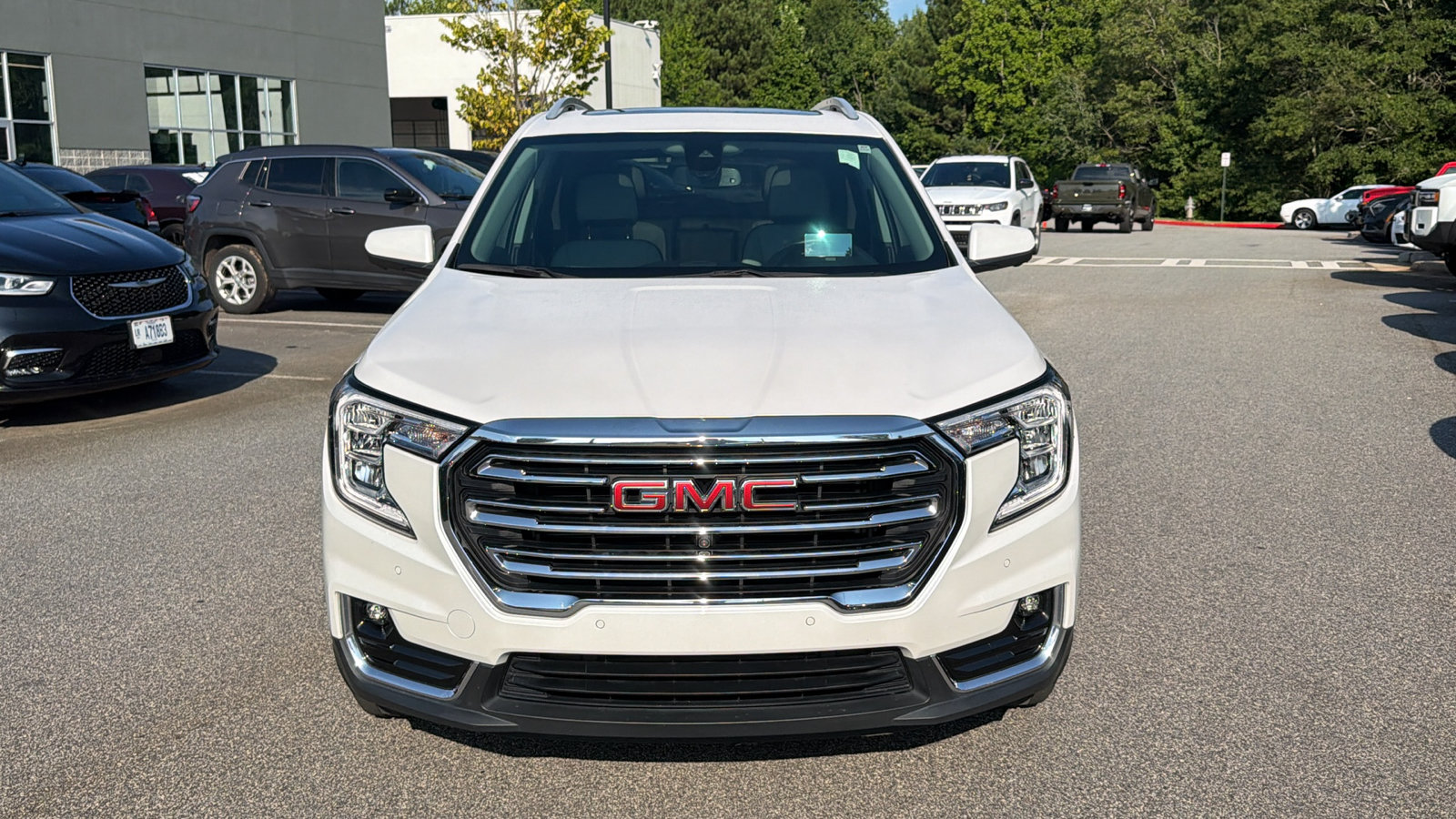 Used 2022 GMC Terrain SLT w/ Infotainment Package II AWD/4WD image 3