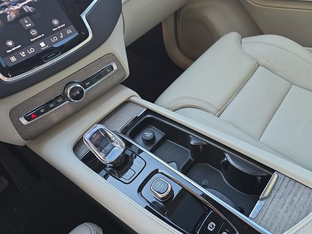 Used 2024 Volvo XC90 T8 Ultimate w/ Lounge Package image 29