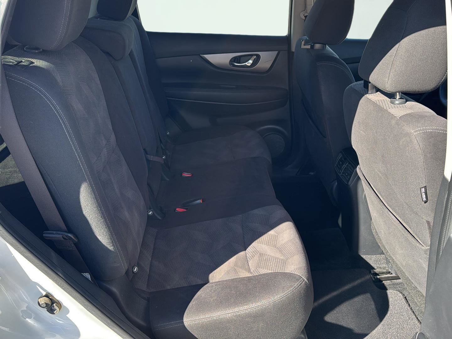 Used 2016 Nissan Rogue SV image 22