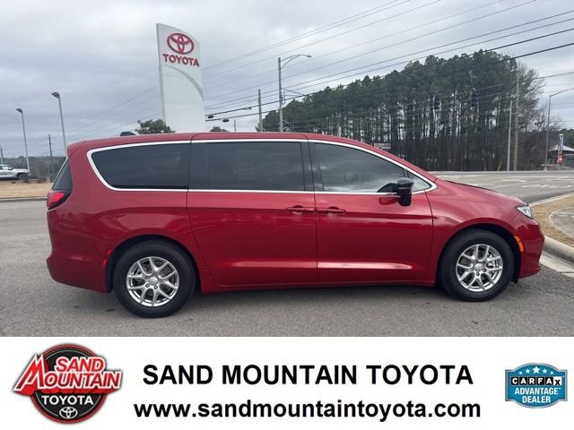 Used 2025 Chrysler Pacifica Select FWD image 2