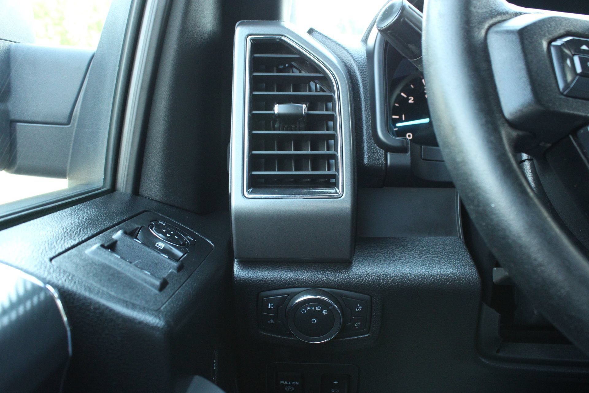 Used 2019 Ford F150 XLT w/ Equipment Group 302A Luxury AWD/4WD image 30