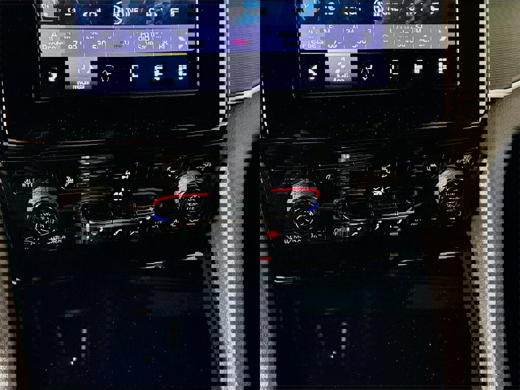 Used 2024 Jeep Grand Cherokee L Laredo w/ Luxury Tech Group I image 9