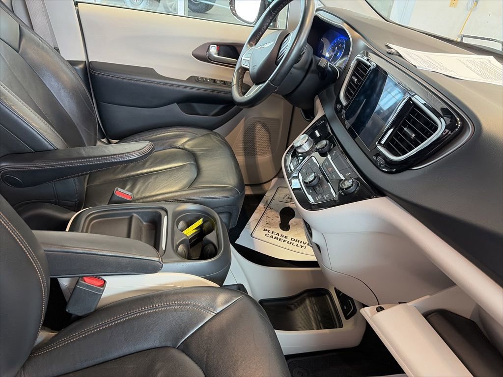 Used 2017 Chrysler Pacifica Touring-L image 25