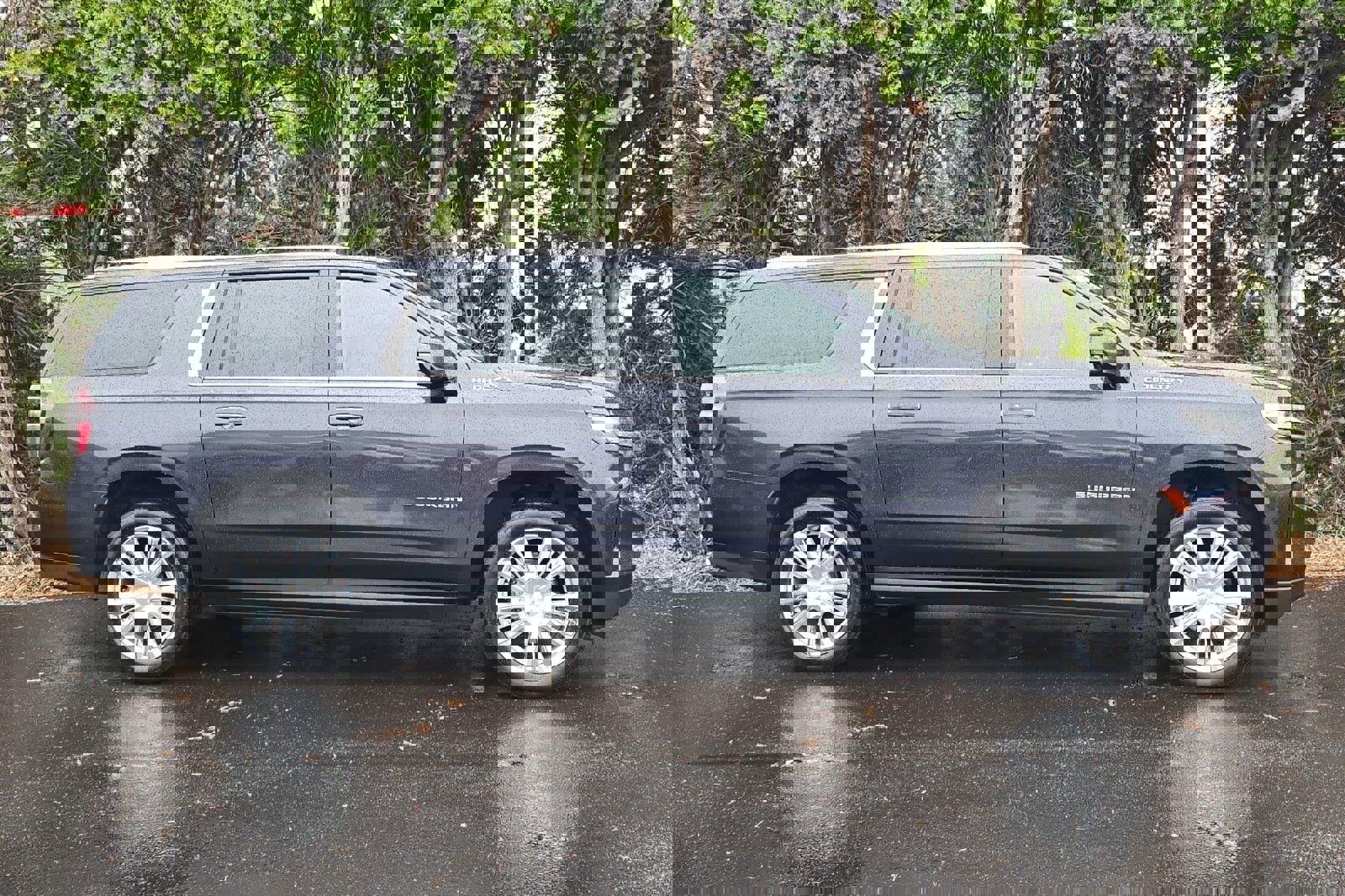 Used 2022 Chevrolet Suburban High Country w/ Premium Package AWD/4WD image 3