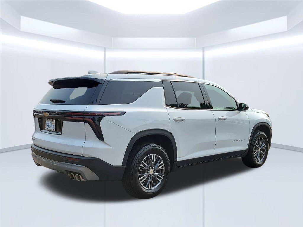 Used 2026 Chevrolet Traverse LT FWD image 6