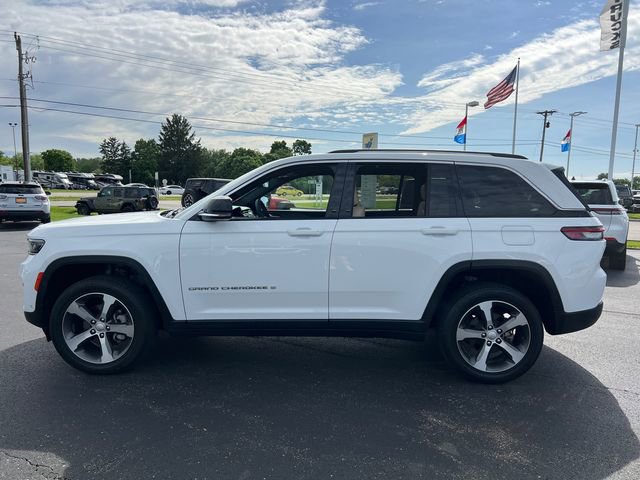 Certified 2023 Jeep Grand Cherokee Limited w/ Luxury Tech Group II AWD/4WD image 4