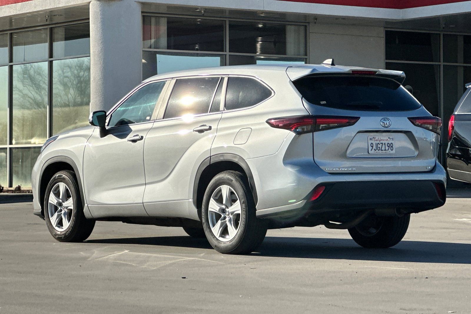 Used 2024 Toyota Highlander LE image 4