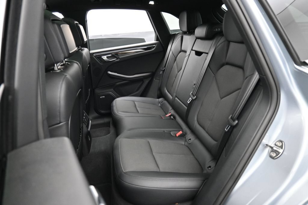Certified 2025 Porsche Macan AWD/4WD image 24