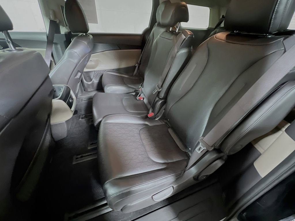 Used 2025 Kia Carnival FWD image 21