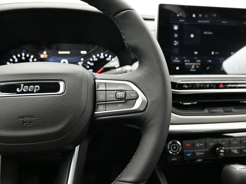 Used 2025 Jeep Compass Limited image 23