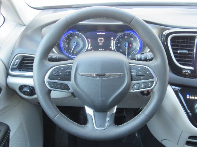 Used 2024 Chrysler Pacifica Touring-L FWD image 38