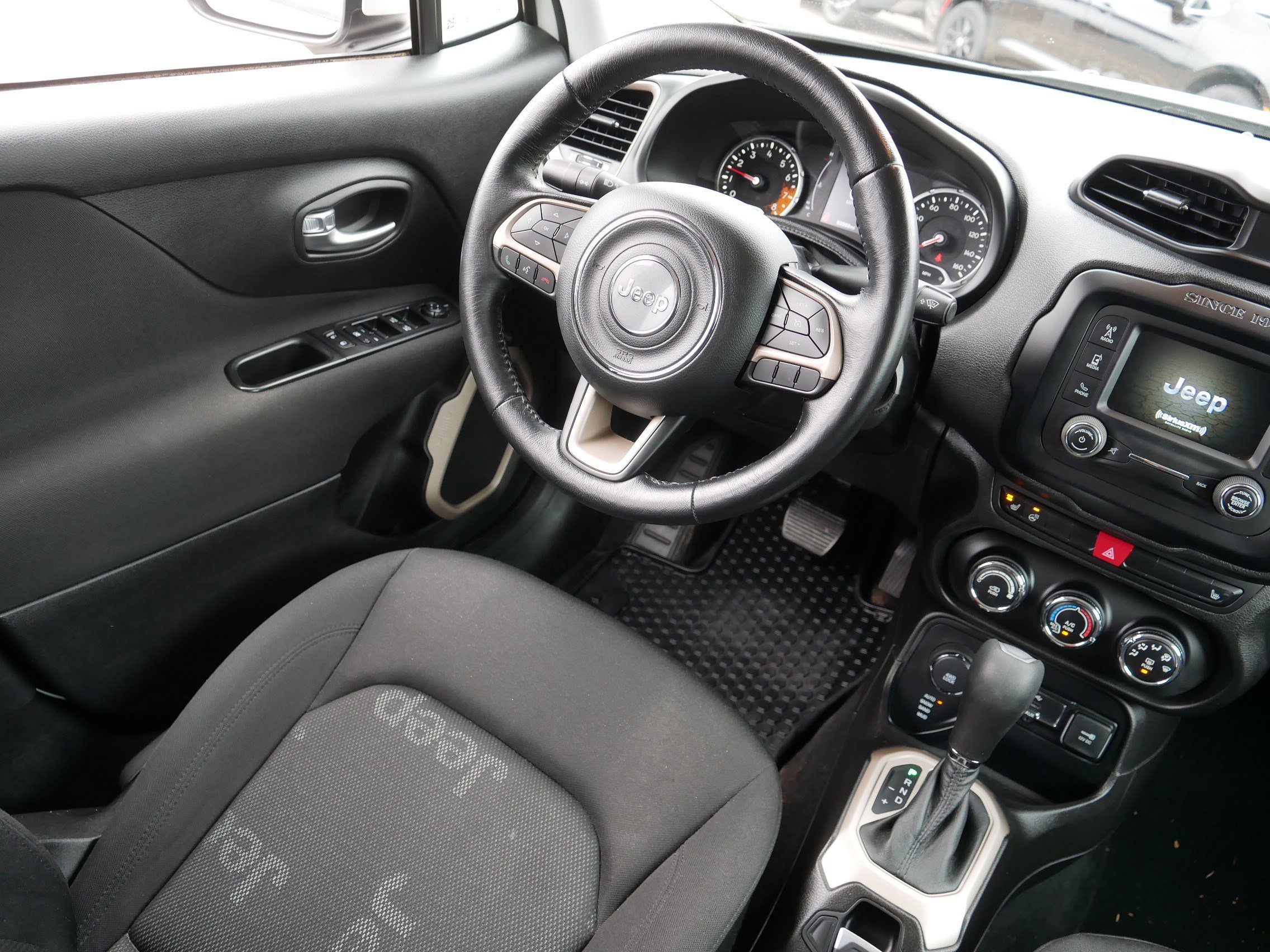 Used 2017 Jeep Renegade Latitude w/ Cold Weather Group image 9