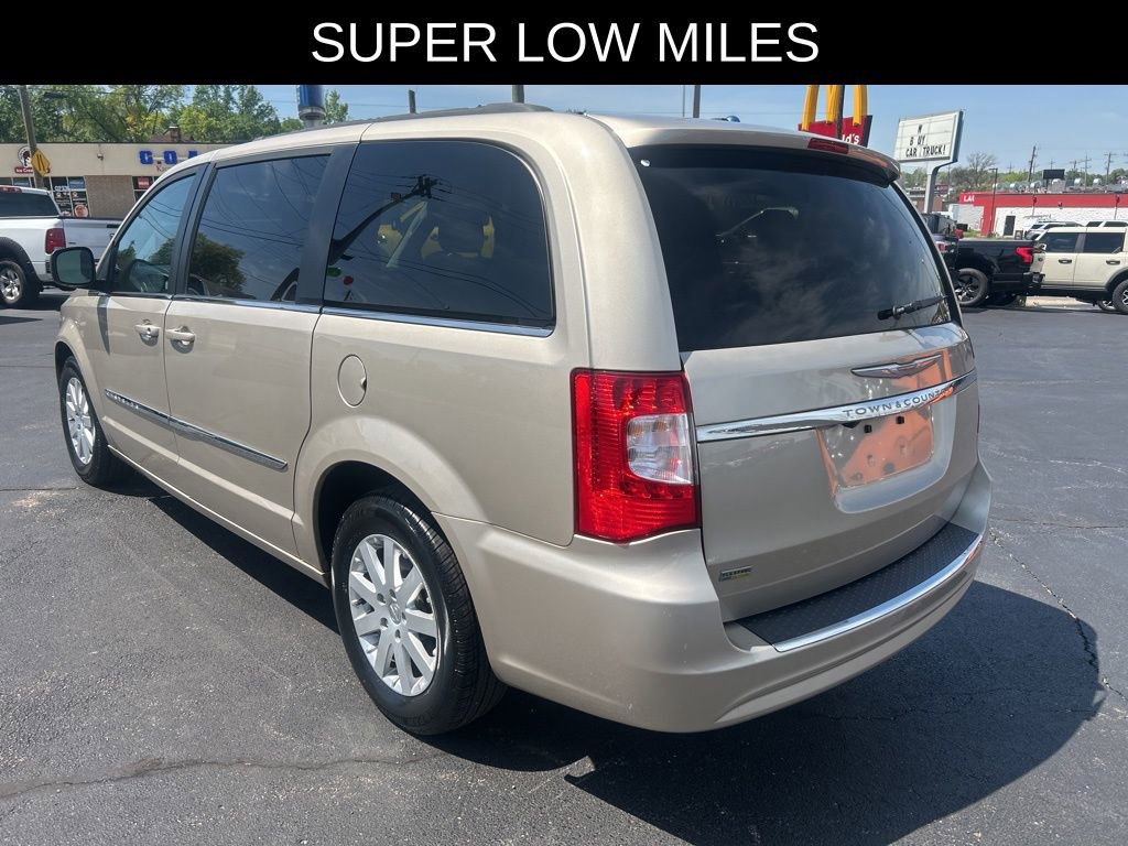 Used 2016 Chrysler Town & Country Touring FWD image 4