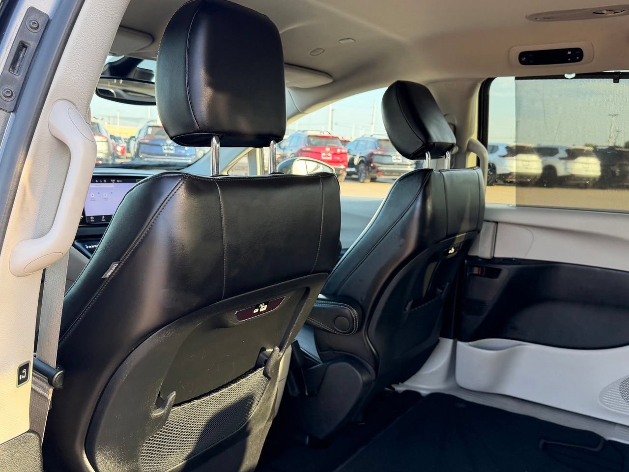 Used 2023 Chrysler Pacifica Touring-L FWD image 34