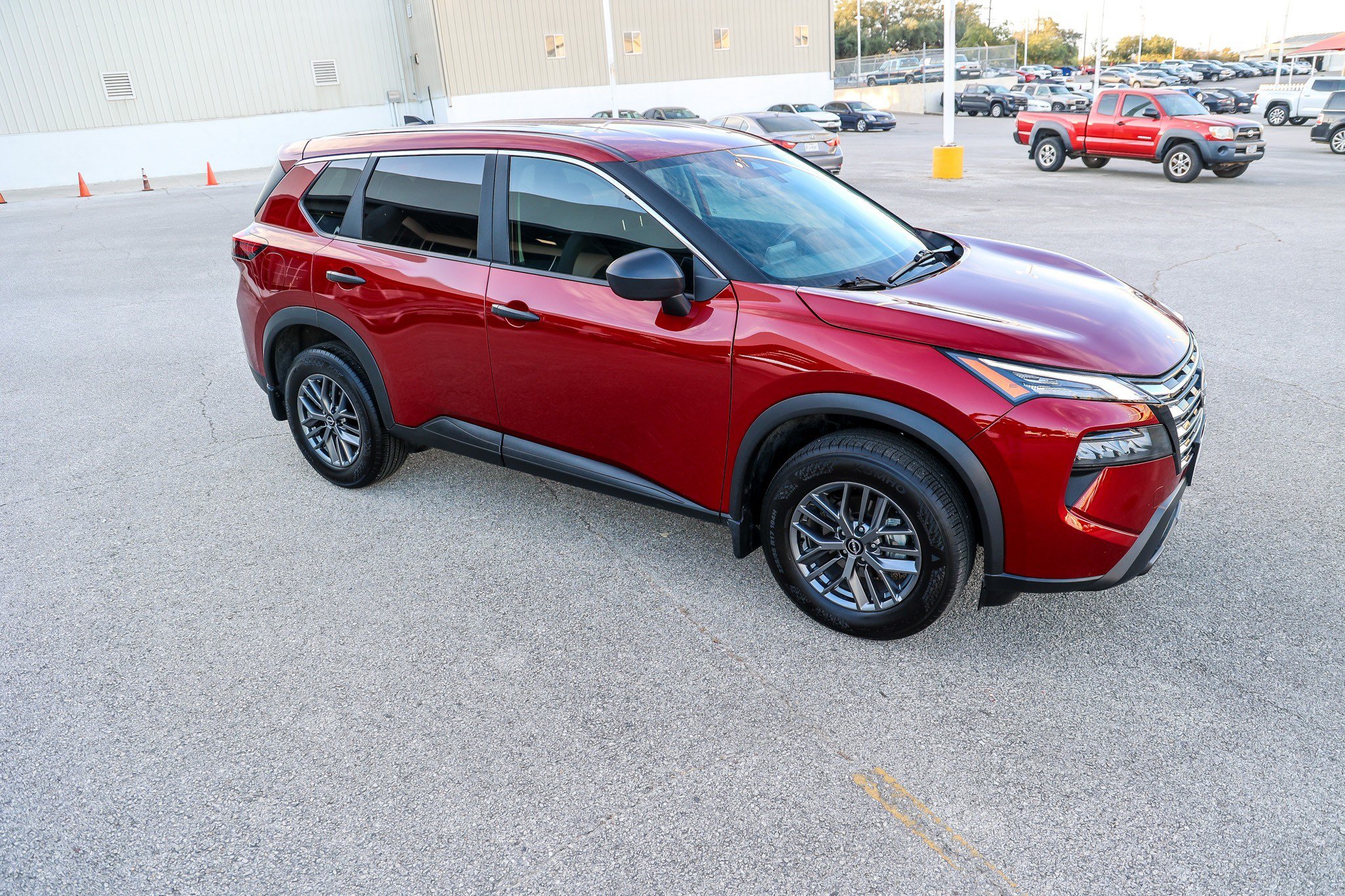 Used 2025 Nissan Rogue S AWD/4WD image 6