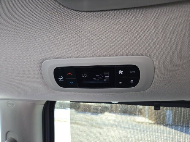 Used 2024 Chrysler Pacifica Touring-L image 10
