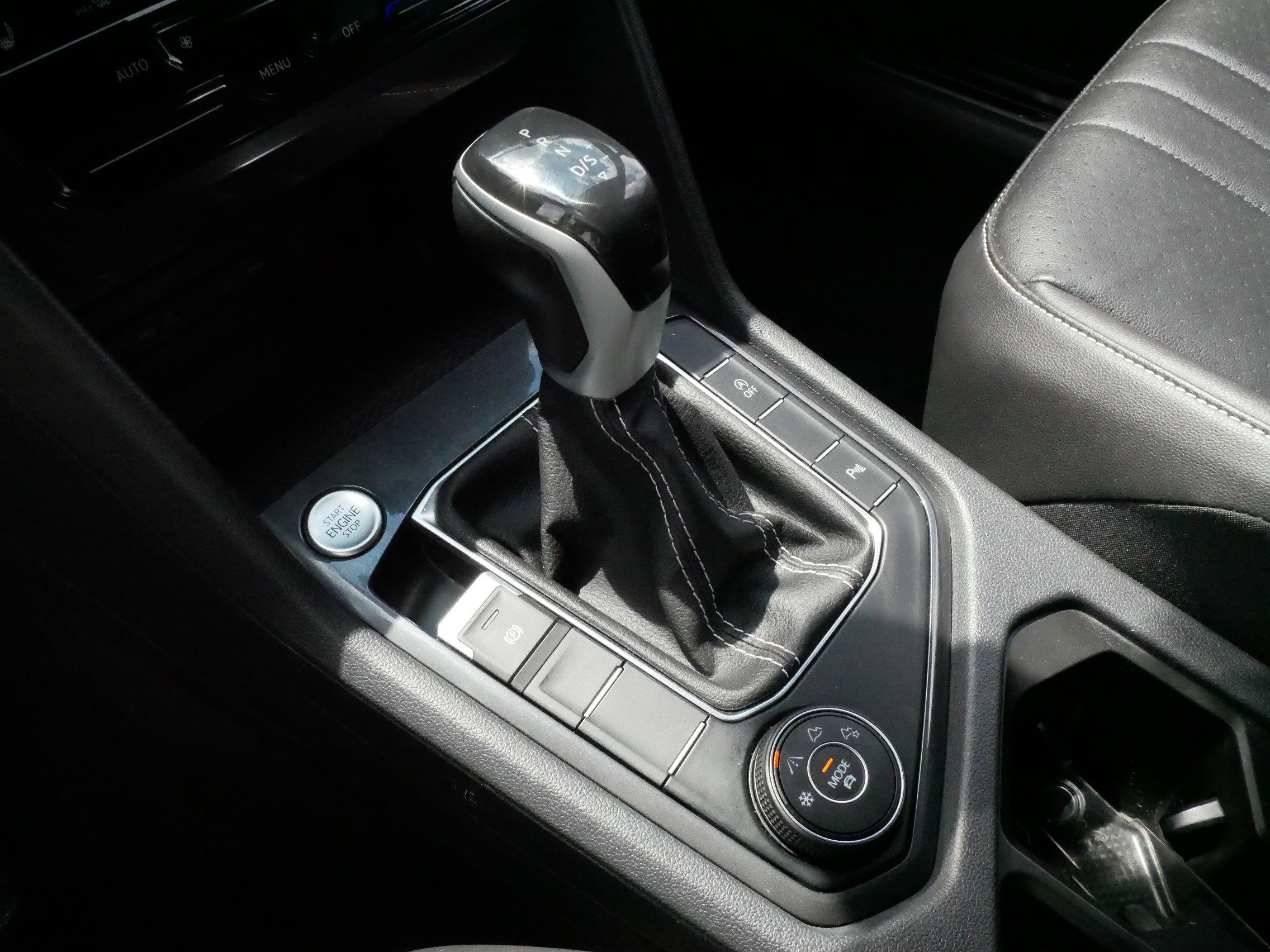Certified 2022 Volkswagen Tiguan SE R-Line AWD/4WD image 24