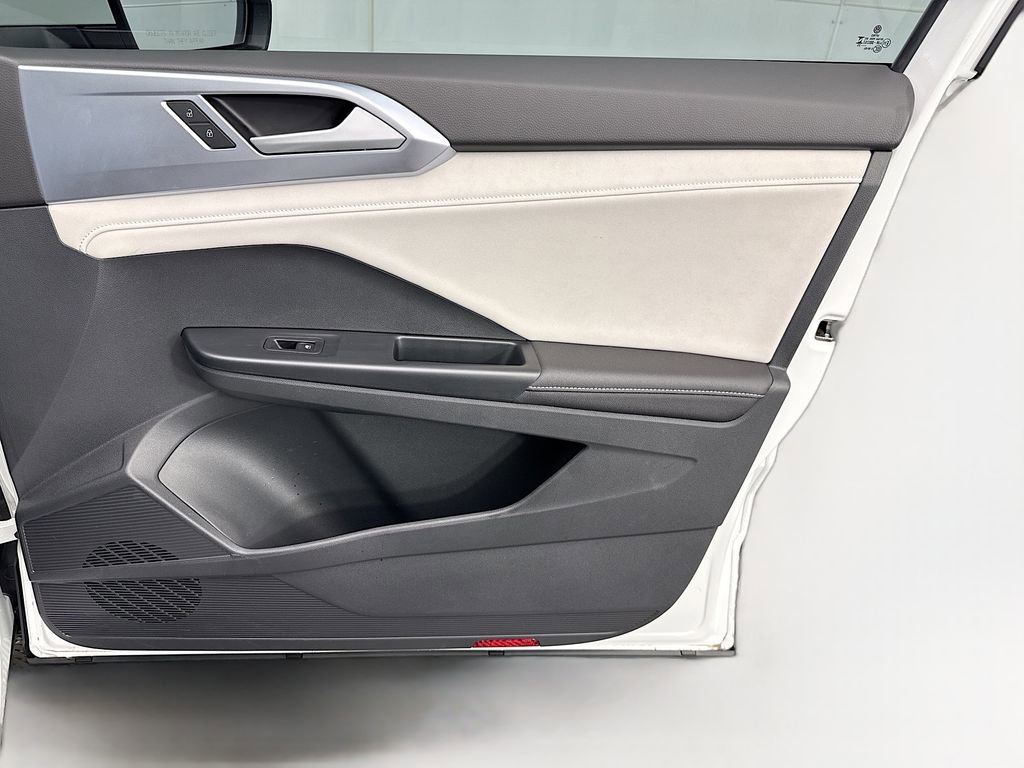 Used 2025 Volkswagen Taos SE w/ Panoramic Sunroof Package image 23