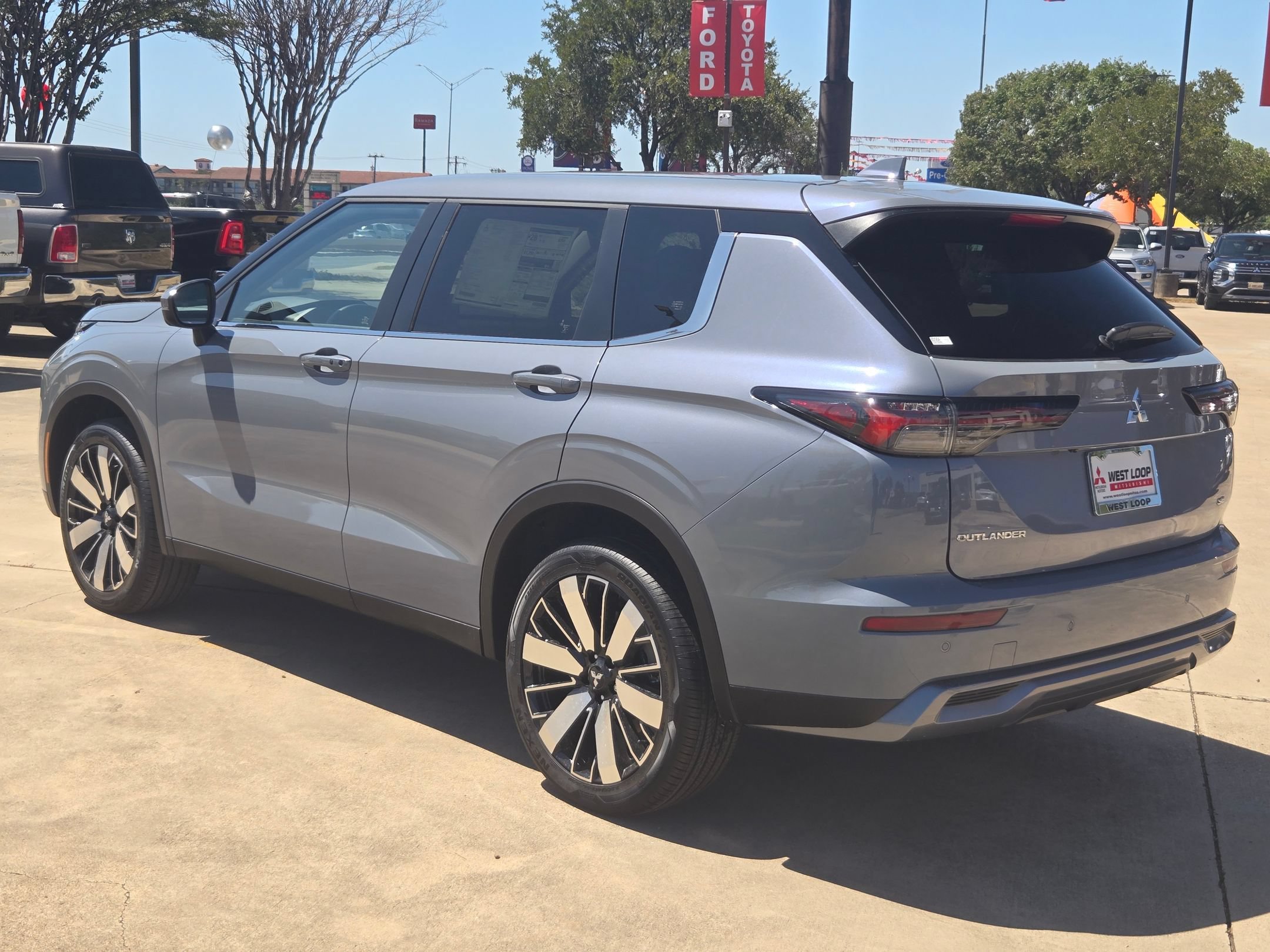 New 2026 Mitsubishi Outlander SE FWD image 3