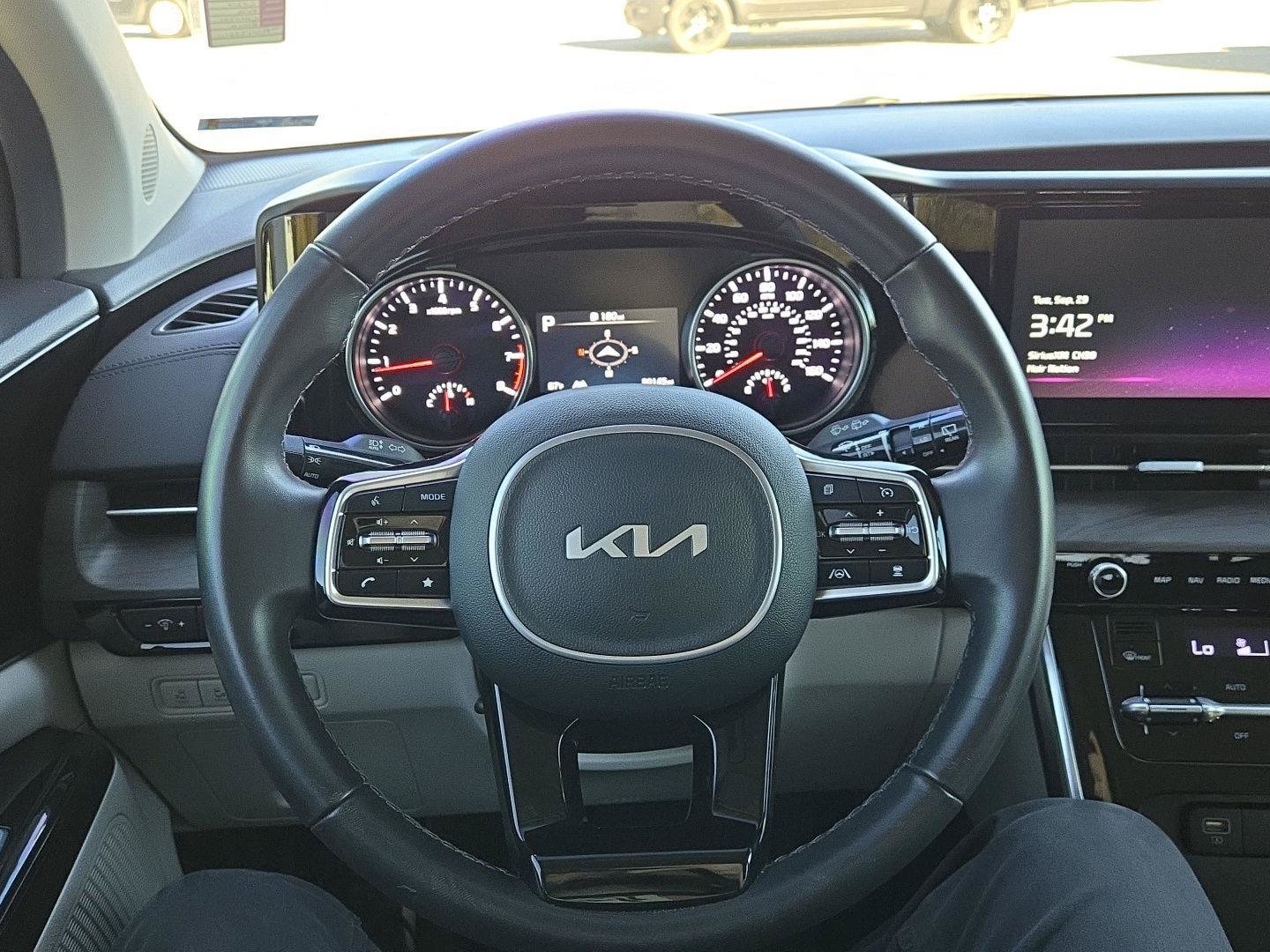 Used 2024 Kia Carnival EX FWD image 18