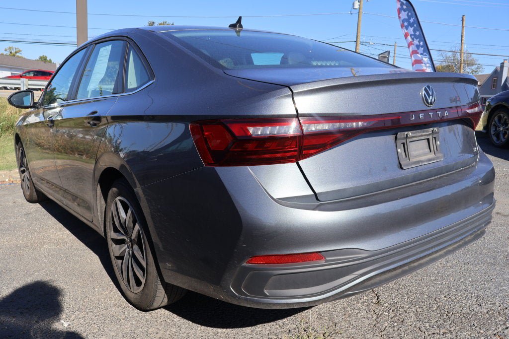 Used 2025 Volkswagen Jetta SE FWD image 4