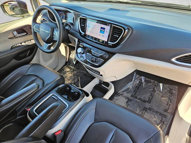 Used 2023 Chrysler Pacifica Touring-L FWD image 26