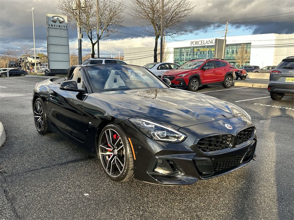 Used 2023 BMW Z4 M40i w/ Premium Package image 2