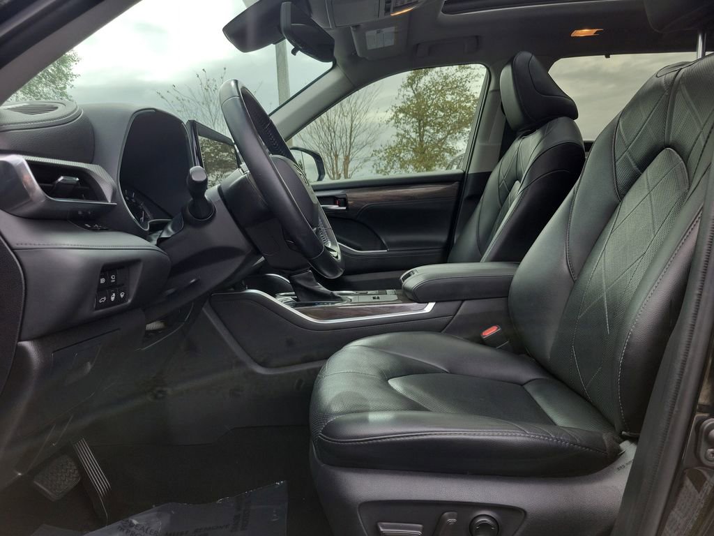 Used 2021 Toyota Highlander Platinum image 24
