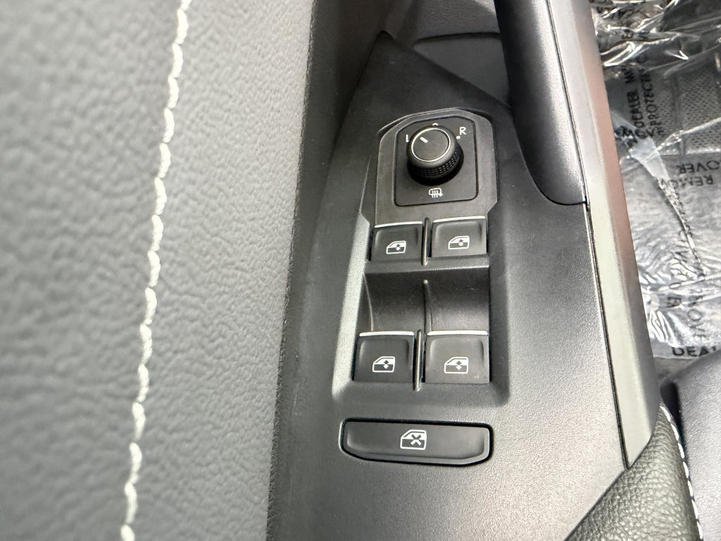 Used 2025 Volkswagen Jetta SEL FWD image 25