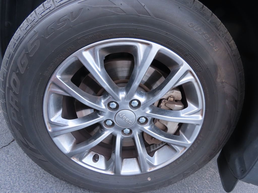 Used 2020 Jeep Cherokee Latitude Plus w/ Comfort/Convenience Group image 18