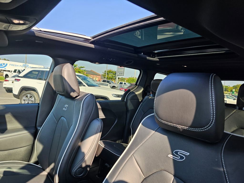 New 2026 Chrysler Pacifica Limited image 26