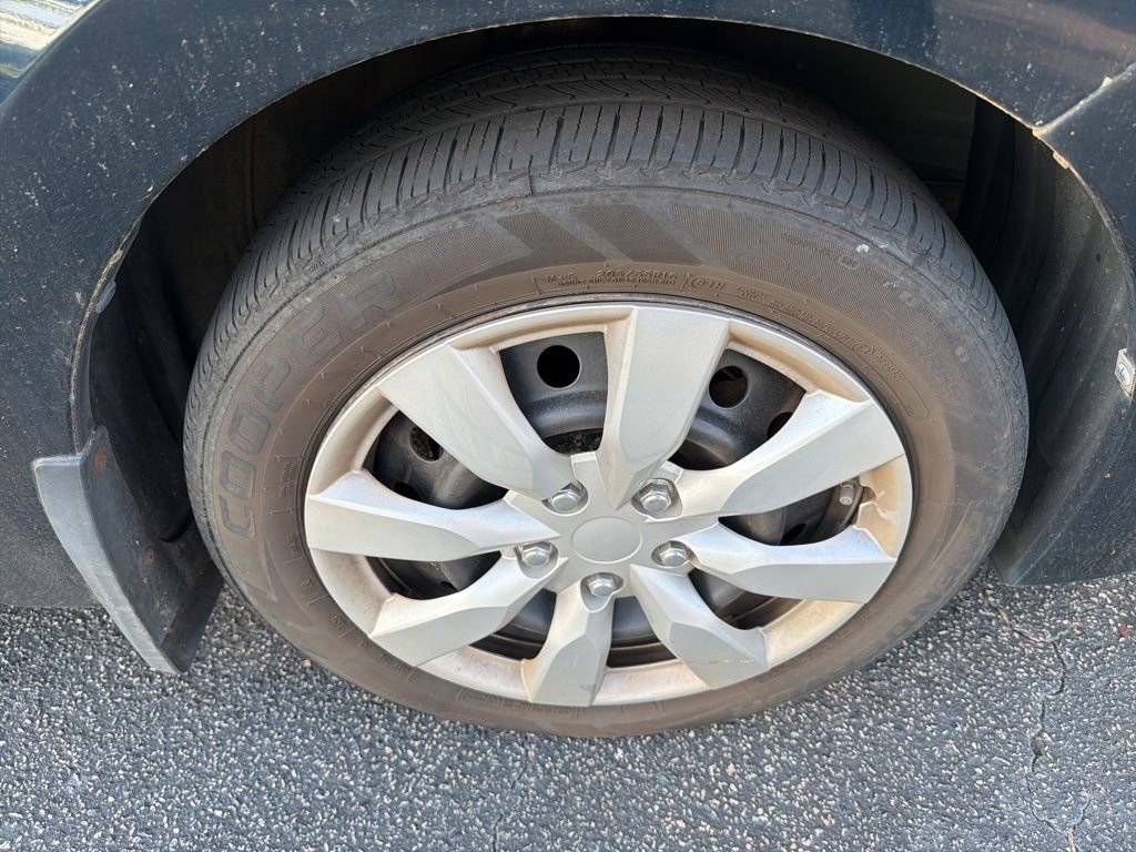 Used 2017 Toyota Corolla LE w/ Carpet Mat Package (TMS) FWD image 6