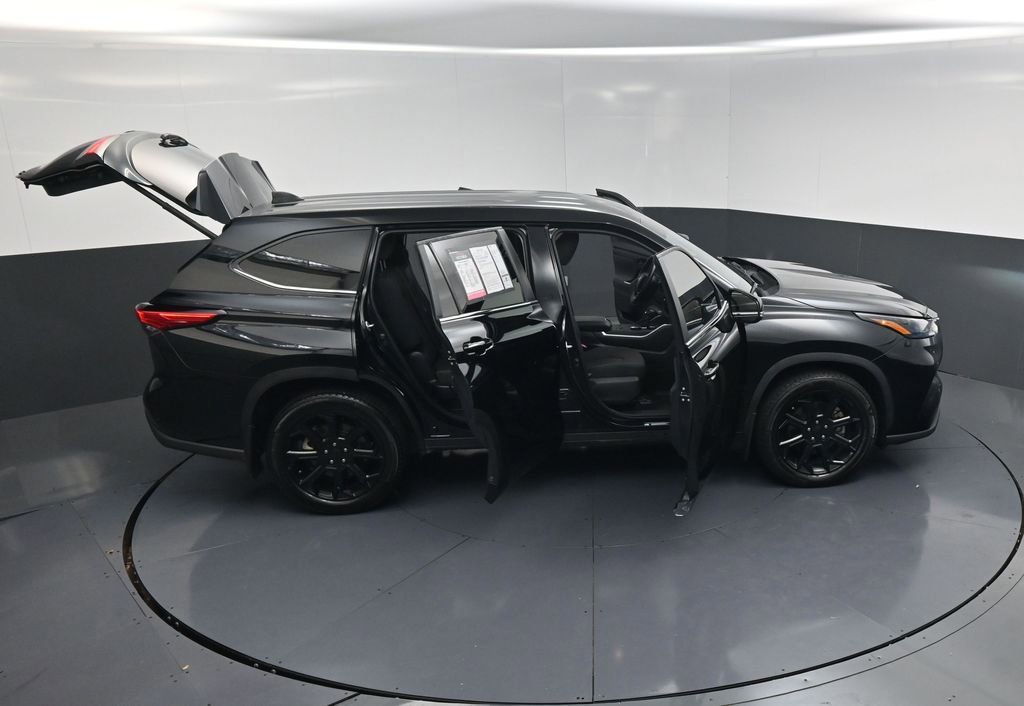 Used 2023 Toyota Highlander LE FWD image 25