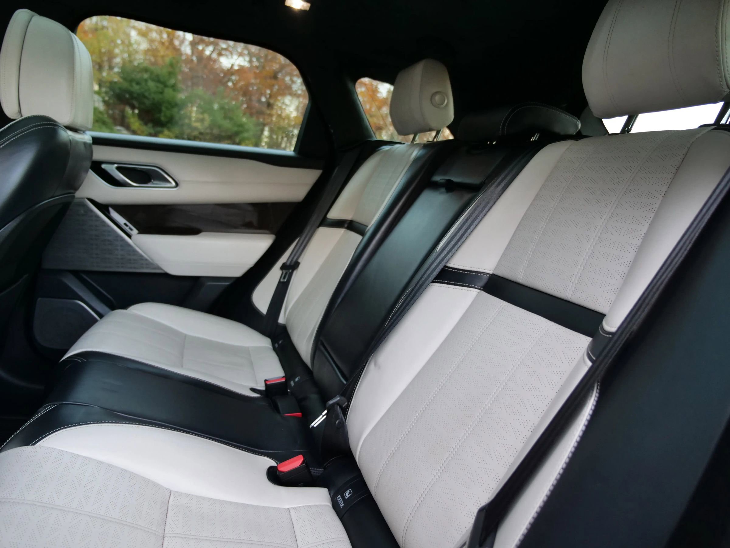 Used 2018 Land Rover Range Rover Velar R-Dynamic HSE image 14