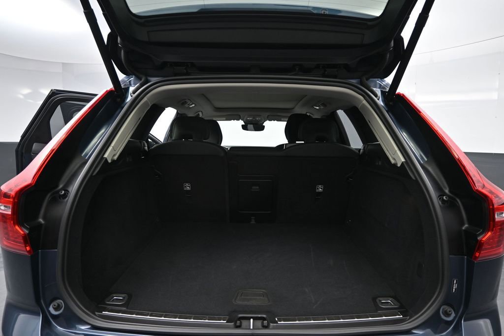 Used 2025 Volvo XC60 B5 Plus AWD/4WD image 15